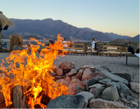 Fogata al atardecer en el Valle de Uco, con la cordillera de fondo