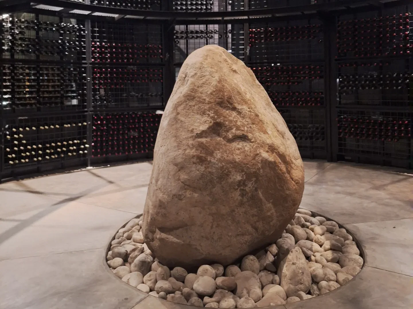 Bodega circular de piedra con una gran roca como centro